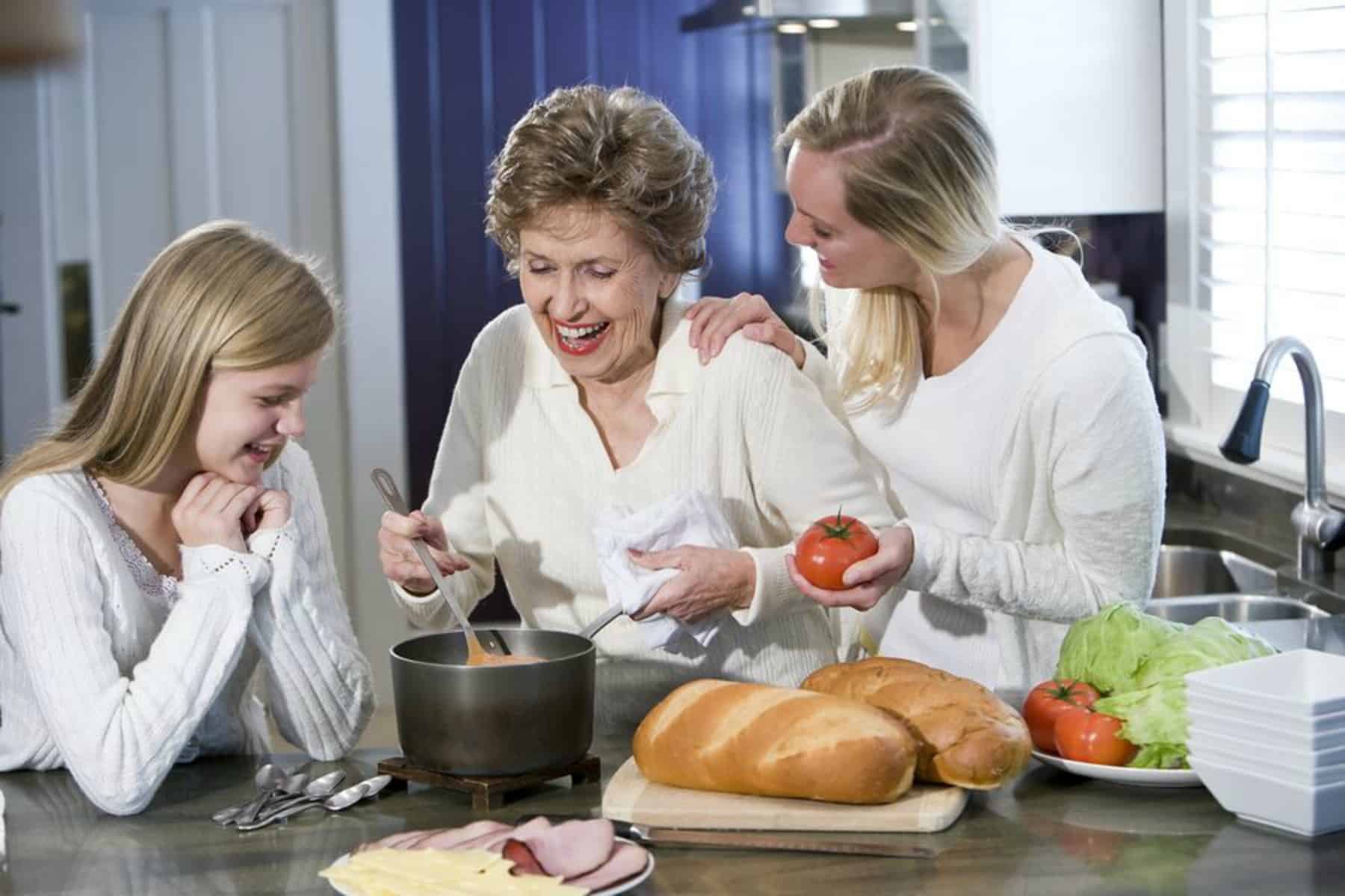 My grandmother usually cooks. Семейный обед. Ужин для мамы. Мама и бабушка на кухне. Мать и дочь за столом.